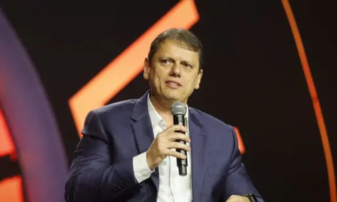 Justiça Eleitoral manda retirar 21 publicações contra Tarcísio e multa deputado do PT