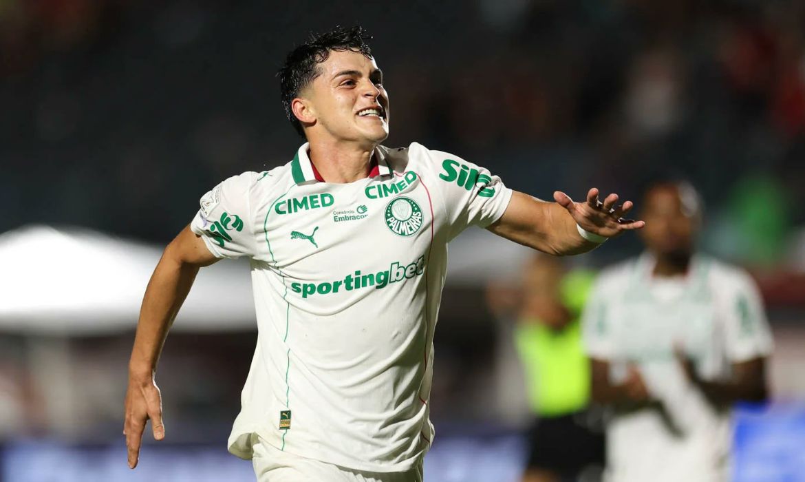 Palmeiras goleia o Vitória fora de casa e amplia vantagem na liderança do Brasileirão