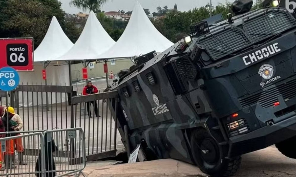 Viatura da PM tomba após calçada ceder em frente ao Morumbis antes de show de Harry Styles