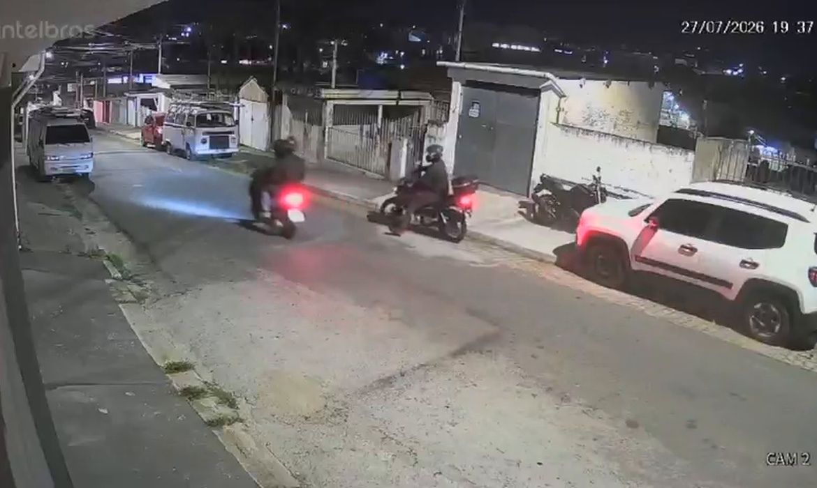 Moto é furtada por criminosos na Vila Nova Cachoeirinha; ação foi registrada por câmera de segurança